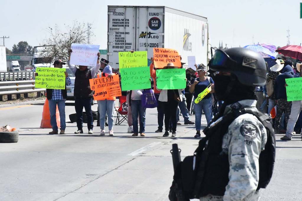 Vecinos de Ajuchitlancito bloquearon la carretera 57; exigen cierre de granja porcina