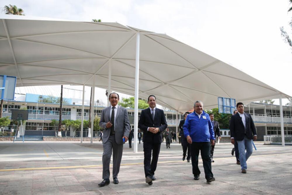 El gobernador Francisco Domínguez Servién entregó obras de mantenimiento en la secundaria general número 1 Constitución de 1917, que se ubica en la capital del estado y que el pasado 5 de febrero cumplió 50 años (ESPECIAL)