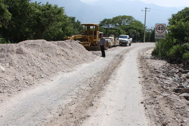 Encargados de la obra explicaron que la colocación de pavimento se realizará sólo sobre el camino de acceso a la localidad sin invadir terrenos particulares (ARCHIVO. EL UNIVERSAL)