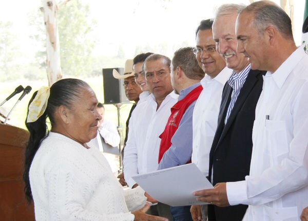 Entregan títulos de propiedad