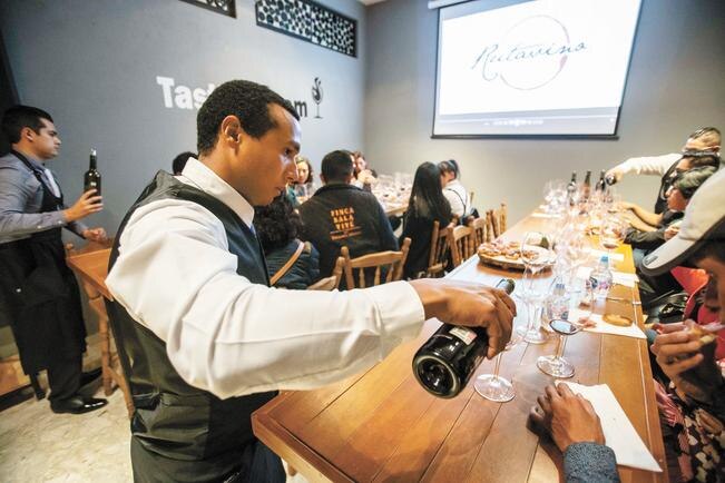 Buscan instruir a meseros en materia vinícola