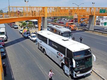 Protestan transportistas en la 57