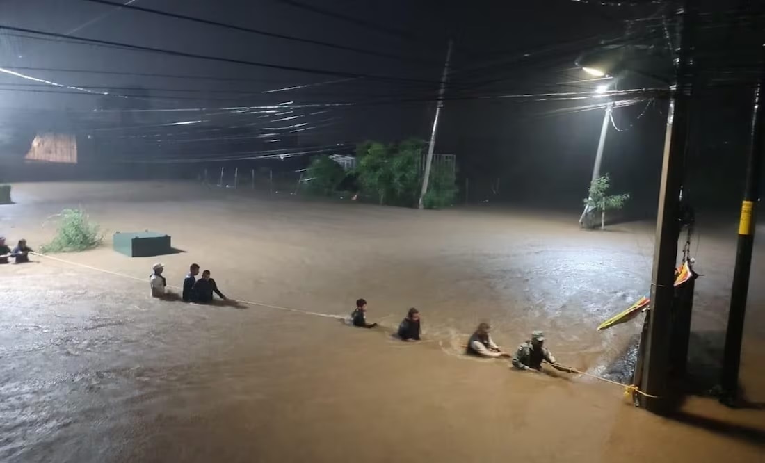 Huracán John colapsa zonas turísticas de Acapulco; más de 40 colonias están bajo el agua