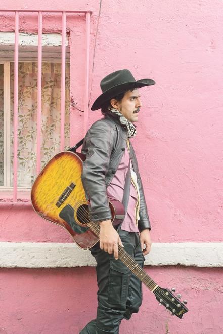 Un gitano western haciendo ruido