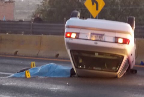 Fallece conductor en volcadura