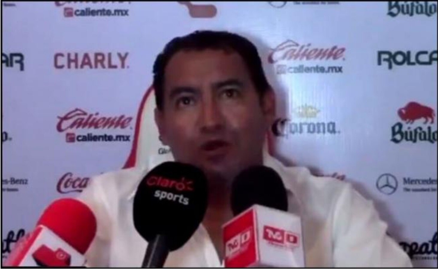 Alista disculpa pública el DT de Monarcas tras comentario misógino