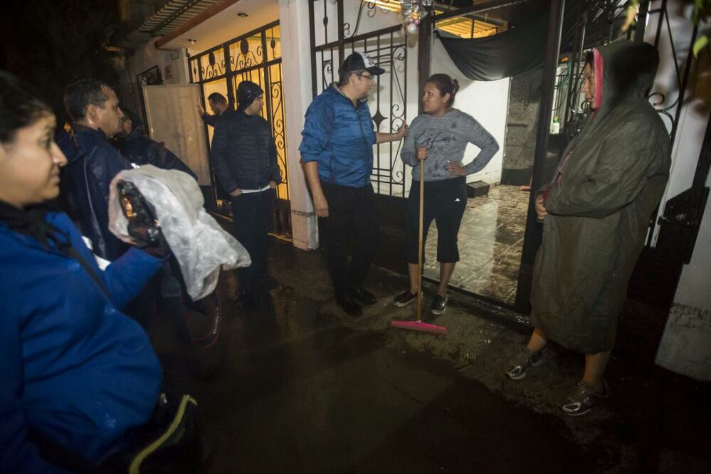 Guillermo Vega, alcalde de San Juan del Río, realizó un recorrido por las zonas afectadas por la lluvia ( Foto: Especial )