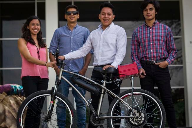 Alumnos de la Facultad de Ingeniería posan con uno de los prototipos de BiciUAQ realizada 100% con tecnología universitaria (DEMIAN CHÁVEZ. EL UNIVERSAL)