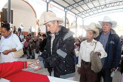 Entregan apoyos a adultos mayores