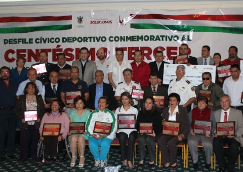 Premian a ganadores del CIII Desfile Cívico-Deportivo