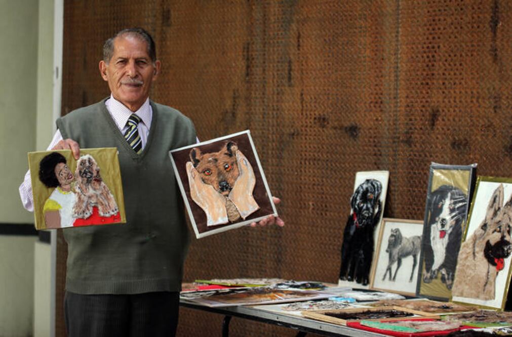 Don Heriberto, al impartir clases de pintura sin costo, busca servir como medio para que los adultos mayores aprendan una nueva actividad con la que puedan conseguir algunos ingresos y se sientan útiles (LUIS SÁNCHEZ)