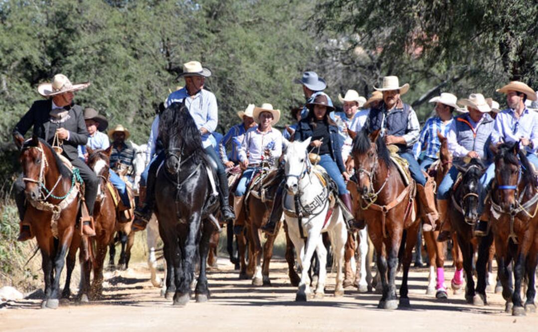 Marcos Aguilar Vega estuvo acompañado por más de 400 jinetes en Ojo de Agua, Santa Rosa Jáuregui. (ESPECIAL)