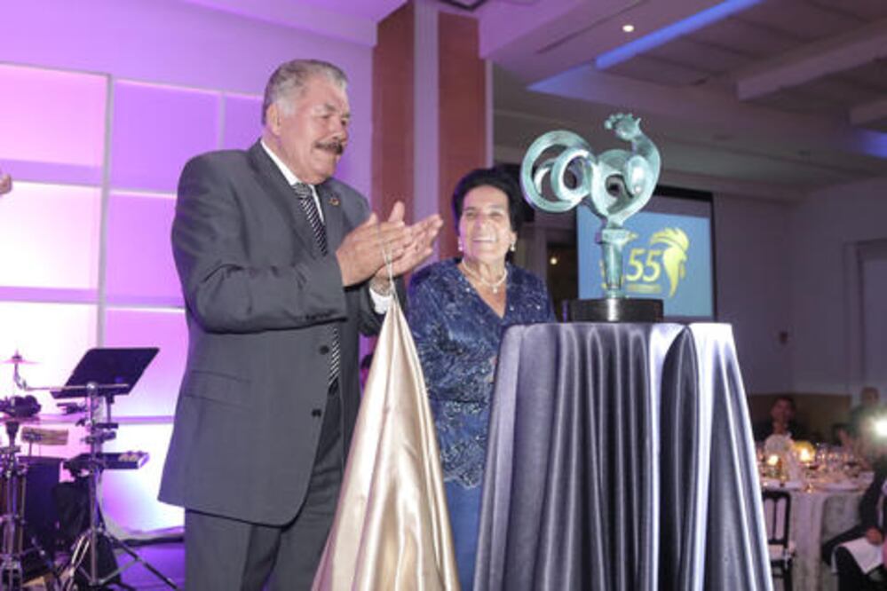 Reconocen 55 años de trayectoria