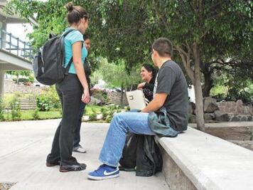 Otorgan becas a estudiantes 
