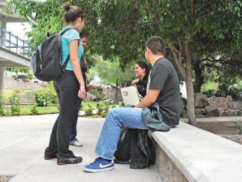 Otorgan becas a estudiantes