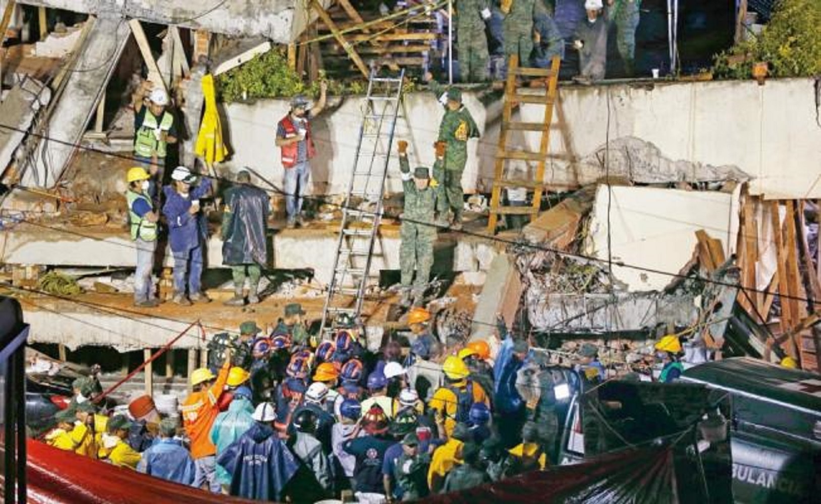 Las labores de rescate en el Colegio Enrique Rébsamen no han parado desde el martes; marinos y voluntarios no pierden la esperanza de rescatar a niños y adultos de los escombros (MARCO UGARTE. AP)