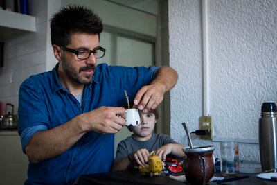 Argentinos comparten mate a la mexicana