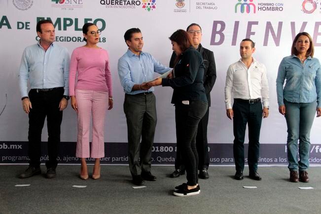 Ofertan 2 mil empleos en feria