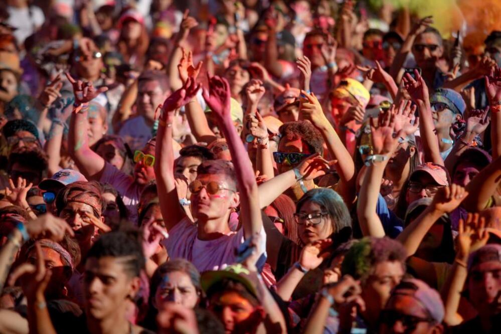 El cielo se pintó de colores y también los rostros de los 8 mil asistentes que acudieron al Holi dance of colours 2018 “Indian Spirit”, para celebrar la llegada de la primavera con música electrónica y un gran ambiente.