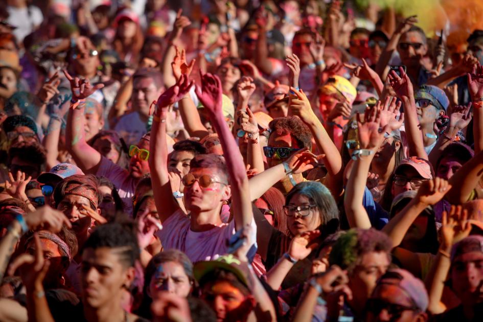 Celebran la primavera con color y música