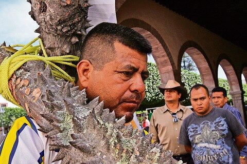 Con una cruz a cuestas, pide justicia