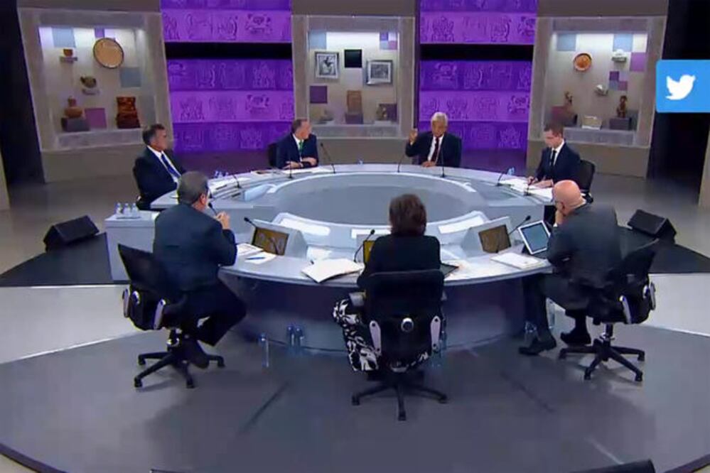 Han debatido entre la propuesta y el contraste, antes de que terminase la transmisión por televisión se dan la mano y se van. / Foto: Tomada de video