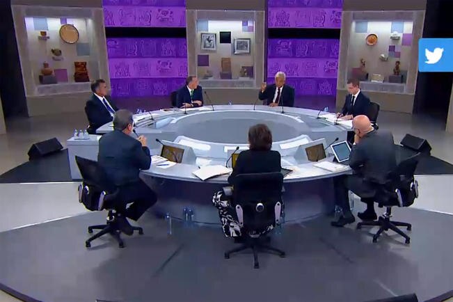 Han debatido entre la propuesta y el contraste, antes de que terminase la transmisión por televisión se dan la mano y se van. / Foto: Tomada de video
