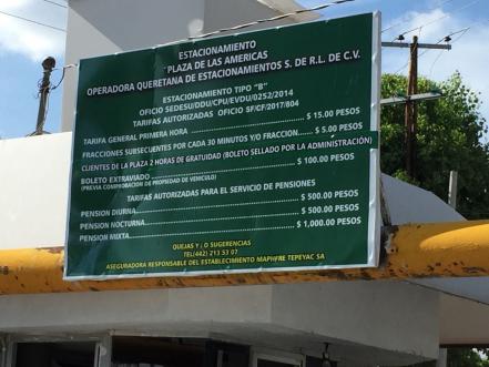 Usuarios protestan por cobro de estacionamientos