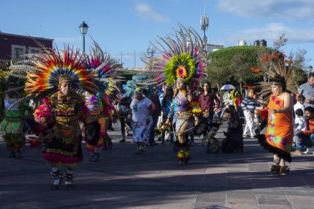 ¡Él es Dios!: concheros. Con danzas y su fe recorren las calles