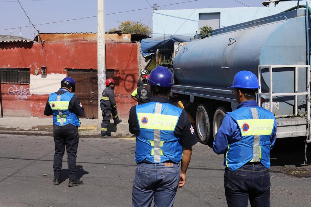 Pipa arrasa con autos, árboles y una vivienda