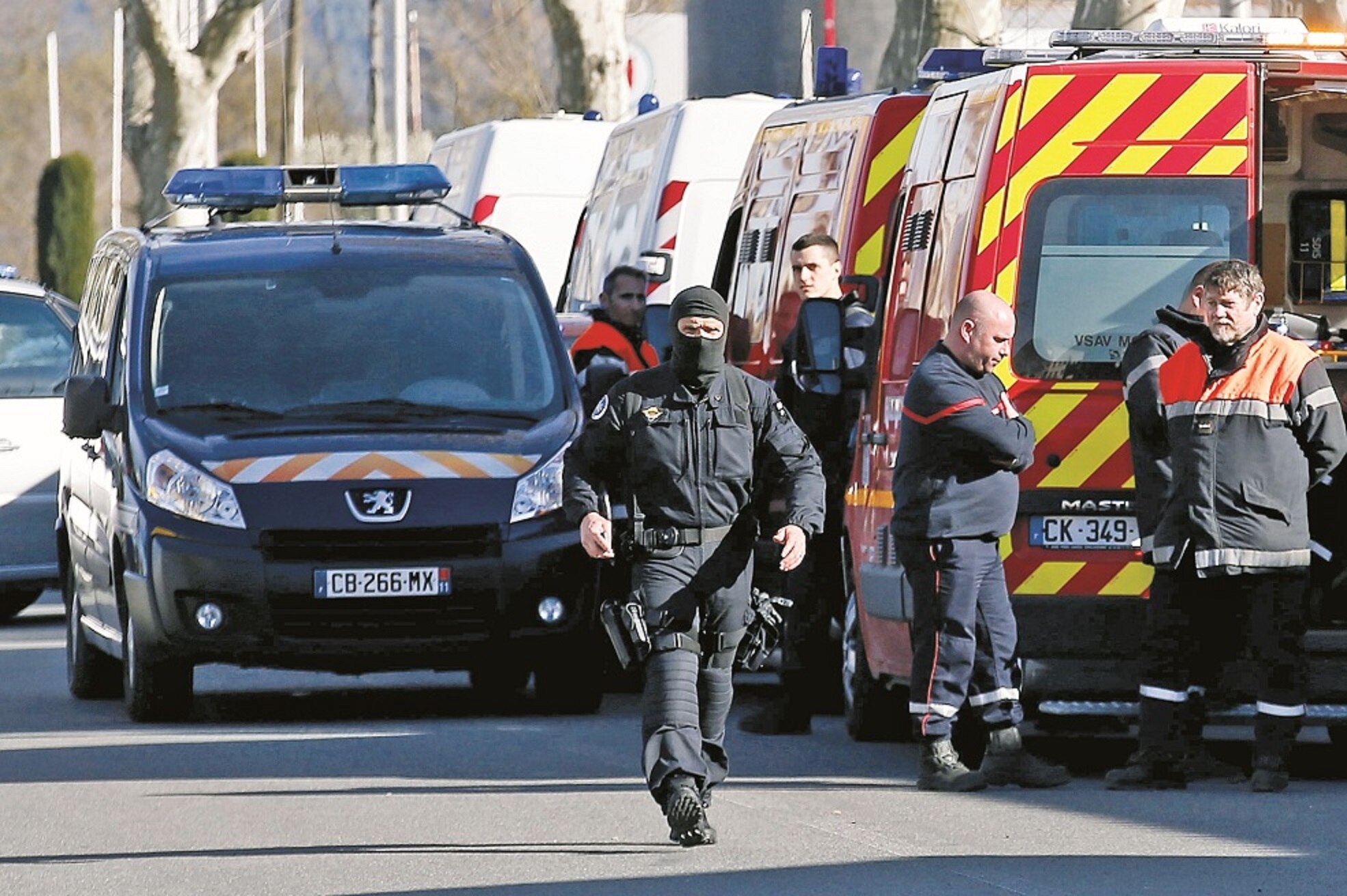 Hombre retiene a dos personas en el centro de París