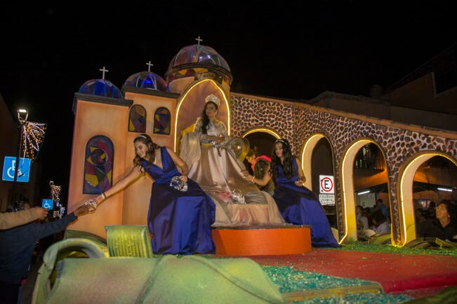 Laura I, reina de las fiestas navideñas, y las princesas saludaron a los presentes y obsequiaron coronas a su paso (FOTOS: MARIO VALDÉS. EL UNIVERSAL)