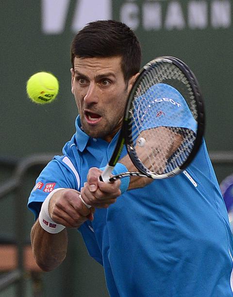 Djokovic sufre, pero avanza