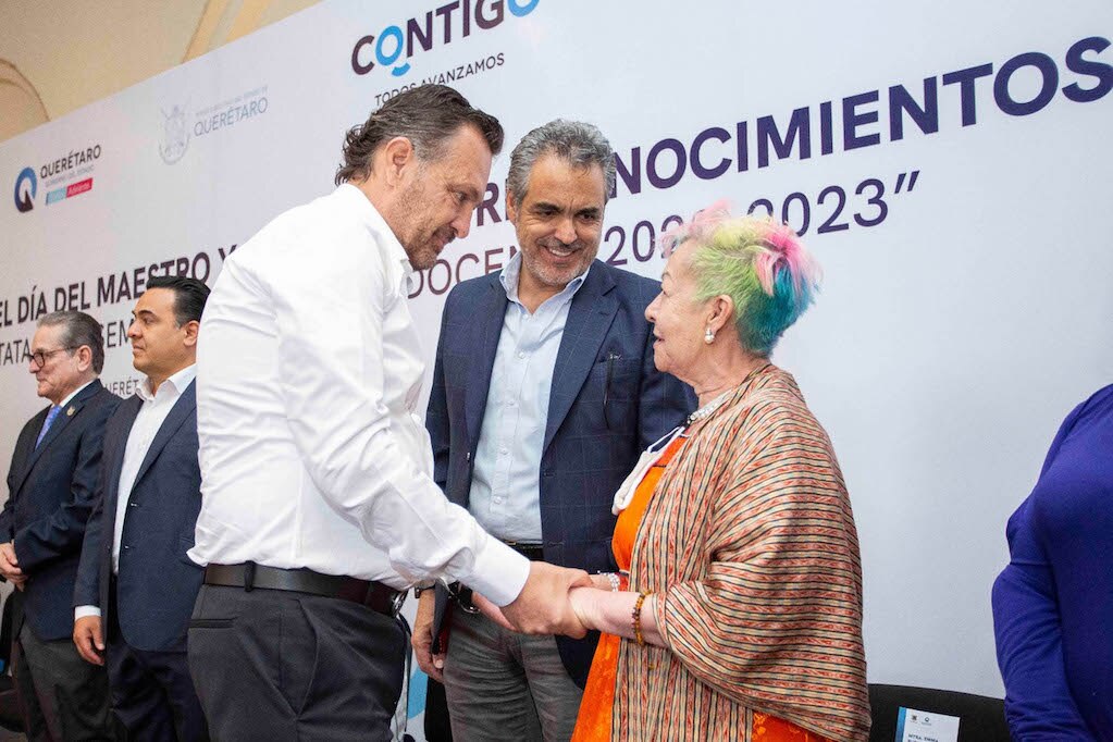 Reconocen a profesores con 50 años de labor educativa en Querétaro