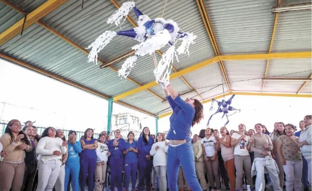 El momento de romper las piñatas fue el más celebrado por las internas, quienes entusiasmadas esperaron para recoger todos los dulces que pudieran. Fotos/Fotos: DIEGO SIMÓN. EL UNIVERSAL