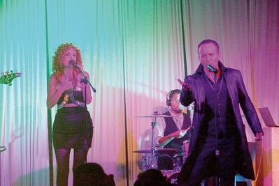 Grosz rinde tributo a Miguel Bosé