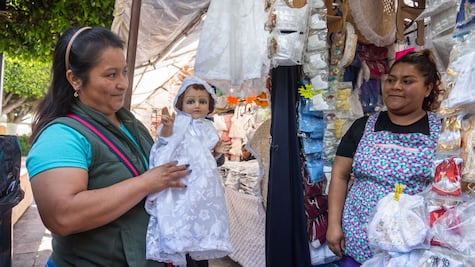 Ofrecen Niño Dios y ropones para todos los gustos