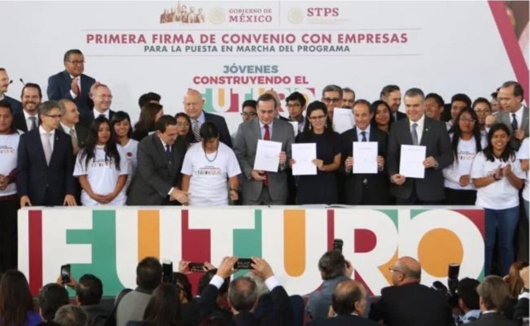 Roberto Saint de Robotix, Horacio Duarte, María Luisa Alcalde, secretaria de trabajo; Graciela Márquez, secretaria de Economía; Juan Pablo Castañón y Alfonso Durazo, durante la primer firma de convenio. FOTO: Carlos Mejía/EL UNIVERSAL