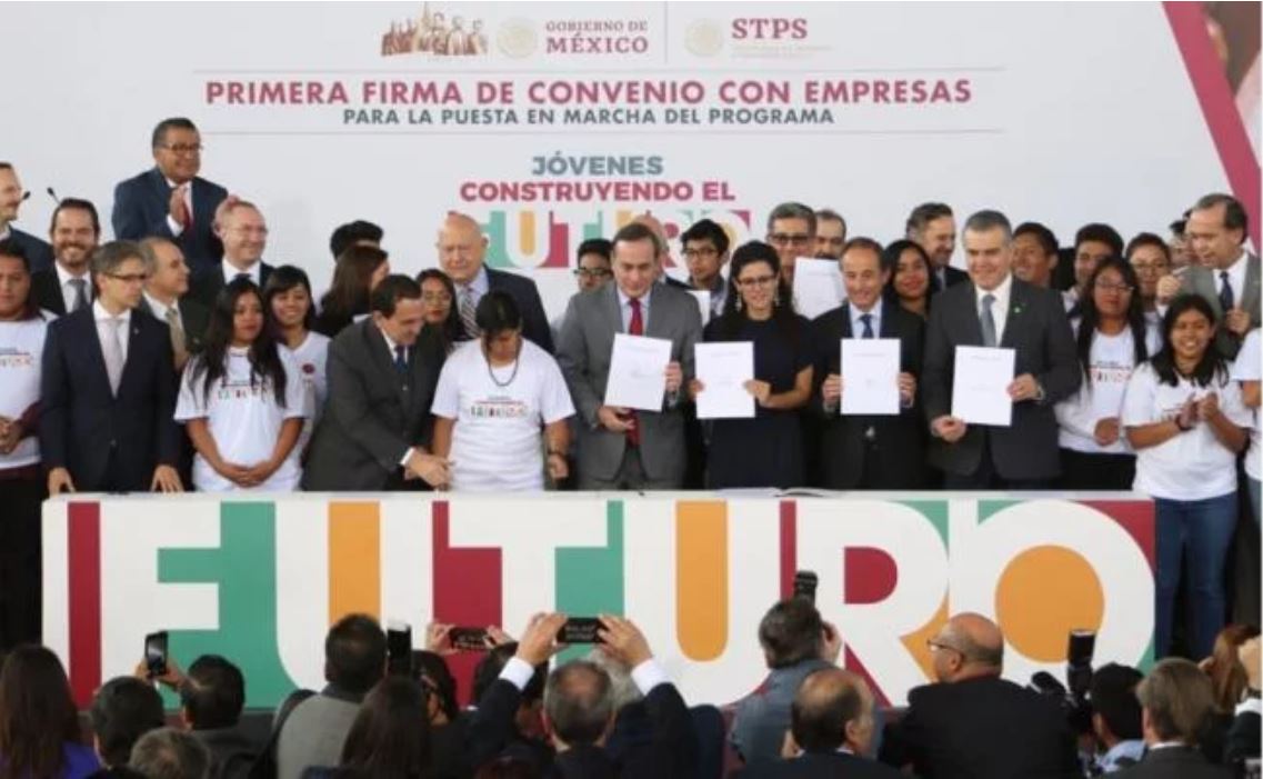 Roberto Saint de Robotix, Horacio Duarte, María Luisa Alcalde, secretaria de trabajo; Graciela Márquez, secretaria de Economía; Juan Pablo Castañón y Alfonso Durazo, durante la primer firma de convenio. FOTO: Carlos Mejía/EL UNIVERSAL