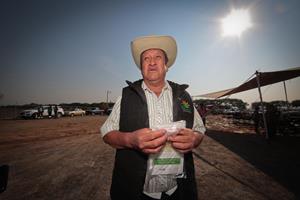 Floricultor llevará alegría a mamás