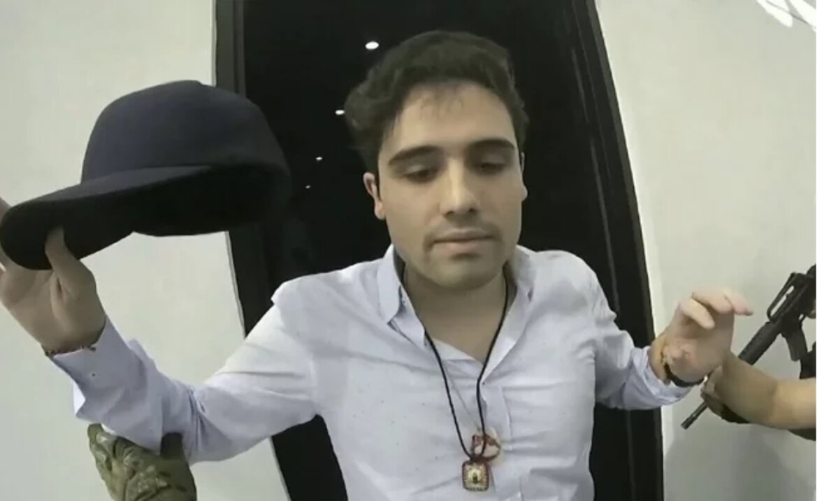 Ovidio Guzmán, al salir al patio de su casa durante el operativo del 17 de octubre
