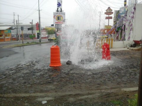 Fuga de agua provoca desperdicio