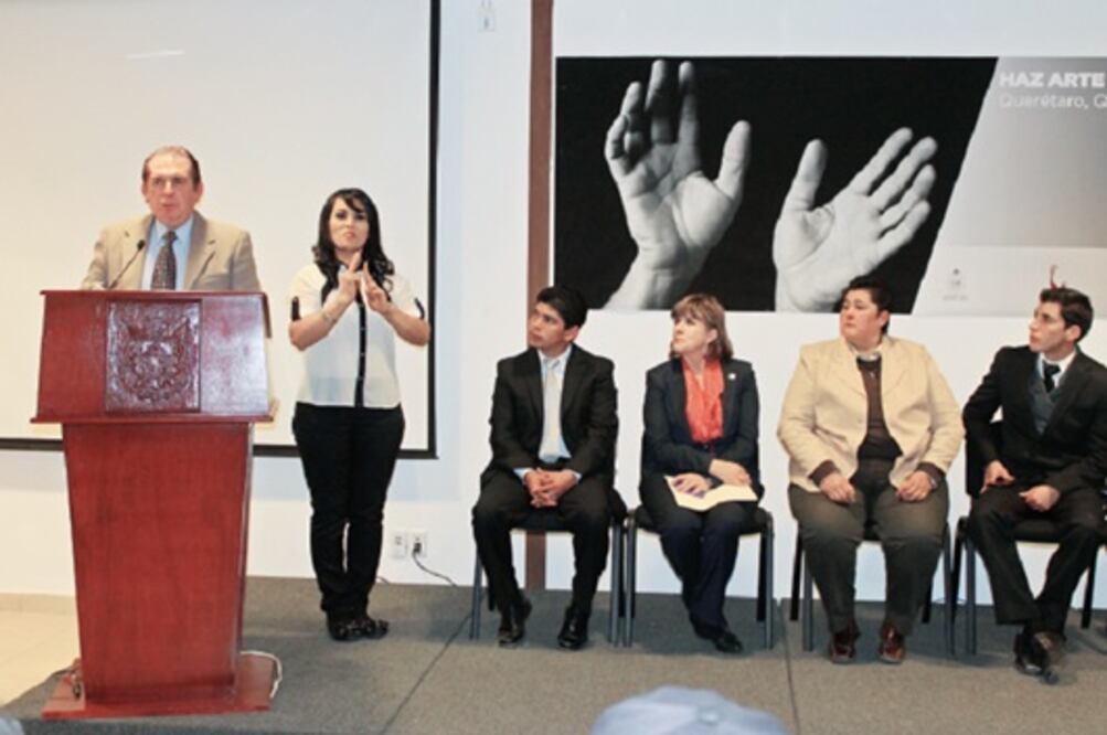 Aprenden policías lenguaje de señas