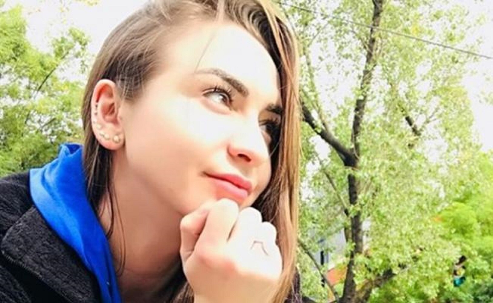 Ingrid Brans se mete a la regadera con su perro