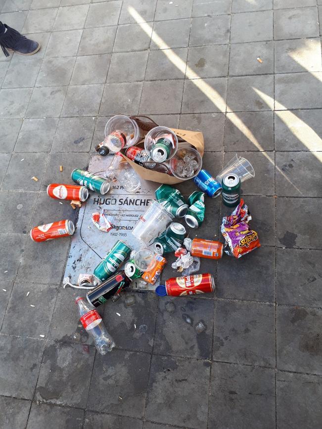 Castigan placa de Hugo con basura