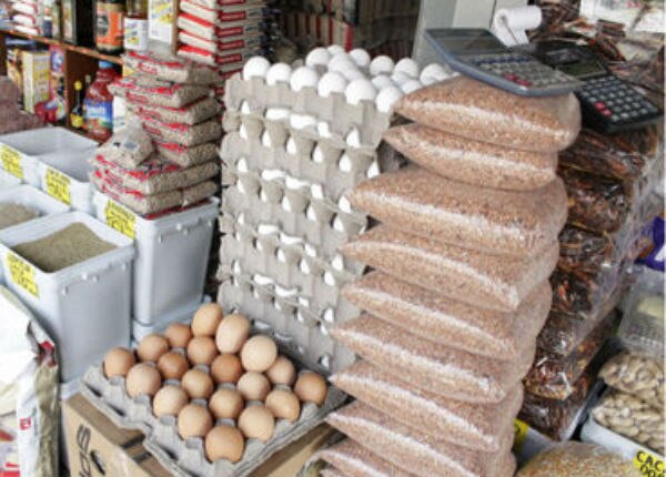 Combaten la pobreza alimentaria 