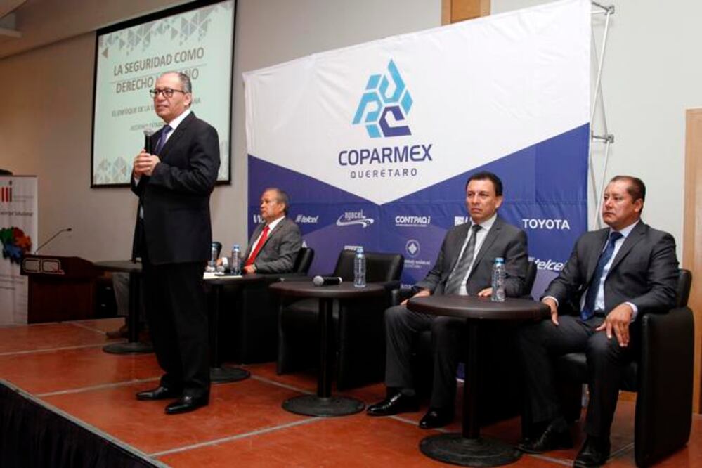 Al evento acudieron el fiscal Alejandro Echeverría (der.) el secretario de Gobierno, Juan Martín Granados Torres (de pie), y el secretario de Seguridad, Juan Marcos Granados Torres (tercero de izquierda a derecha).  / Foto: Guillermo González