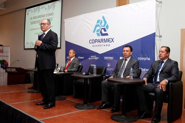 Al evento acudieron el fiscal Alejandro Echeverría (der.) el secretario de Gobierno, Juan Martín Granados Torres (de pie), y el secretario de Seguridad, Juan Marcos Granados Torres (tercero de izquierda a derecha).  / Foto: Guillermo González