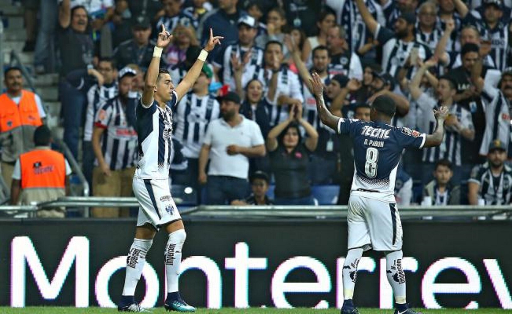 Afición respalda a Rayados en final de Copa