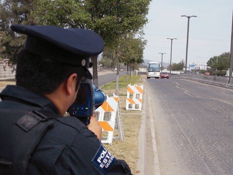 Aplican 70 multas a automovilistas